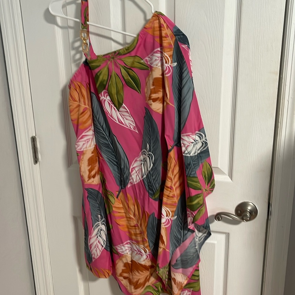 Short dress with one decorative sleeve top